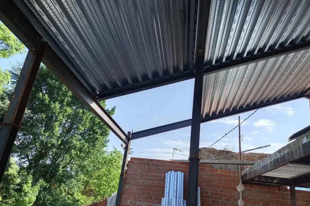 Cubierta metálica construcción casa