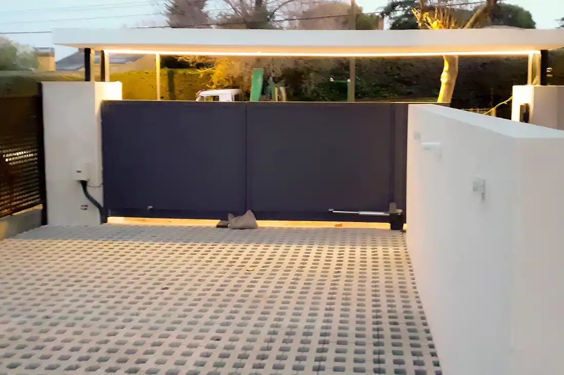 Portón portilla metálica vehículos vivienda