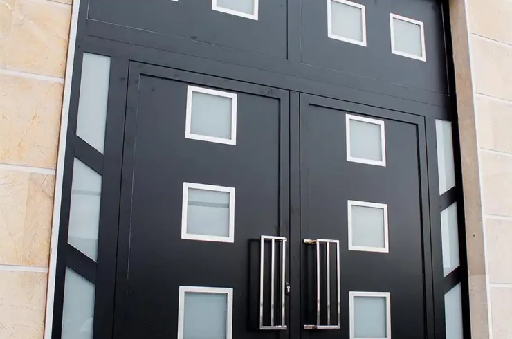 Puerta metálica vivienda lujo