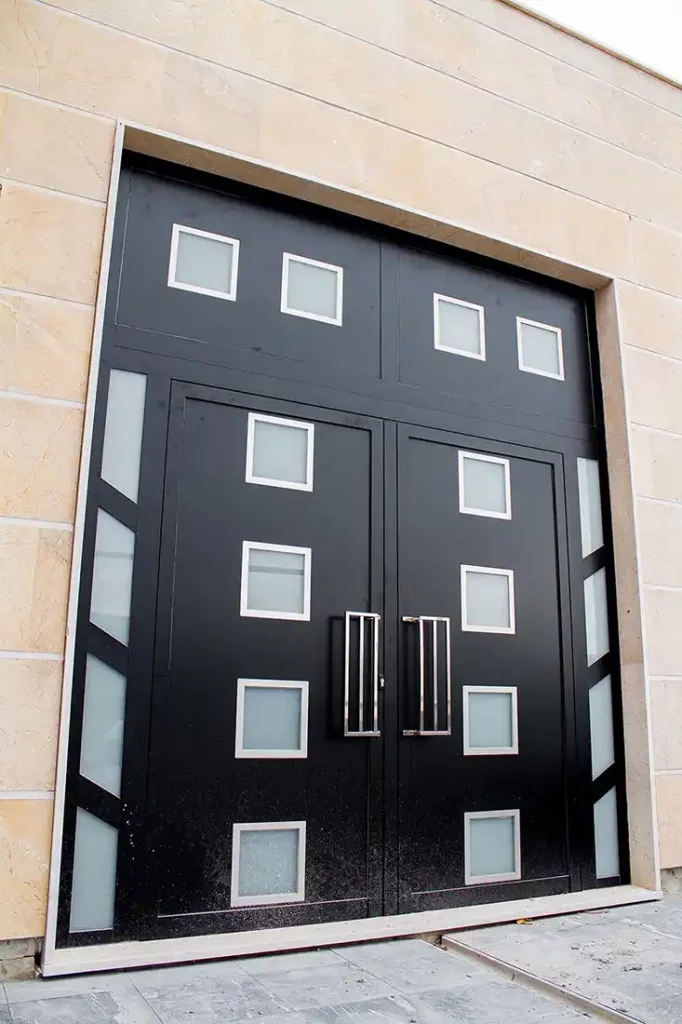 Puerta metálica principal vivienda
