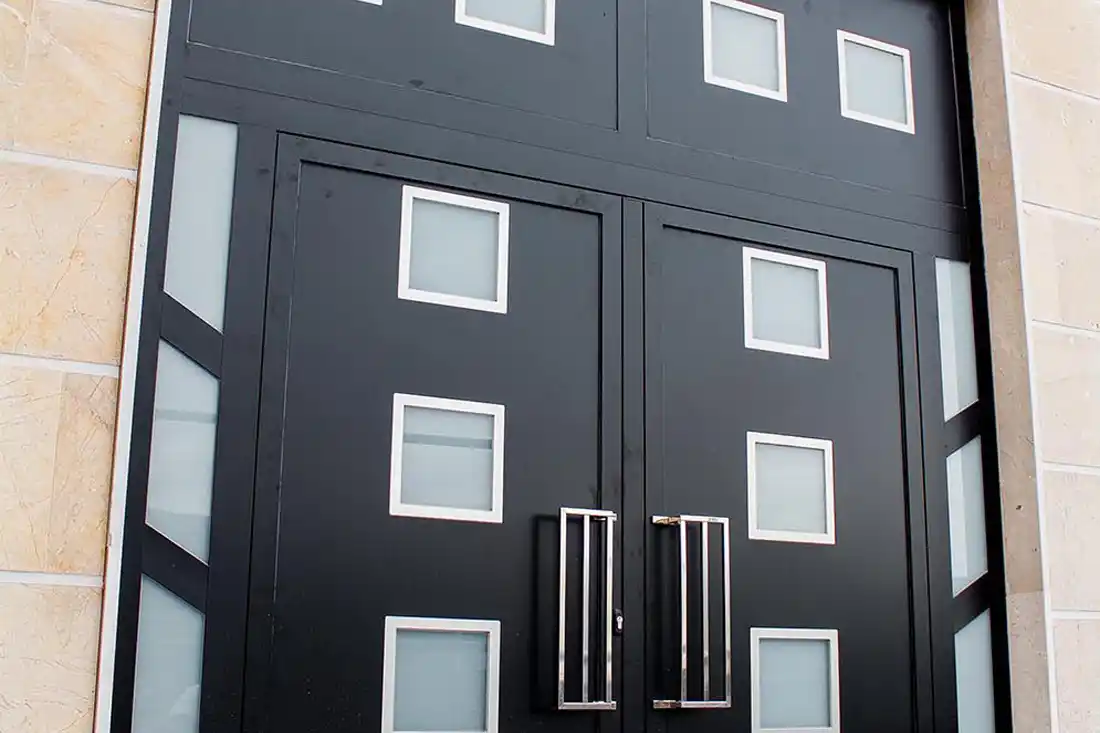 Puerta metálica vivienda lujo