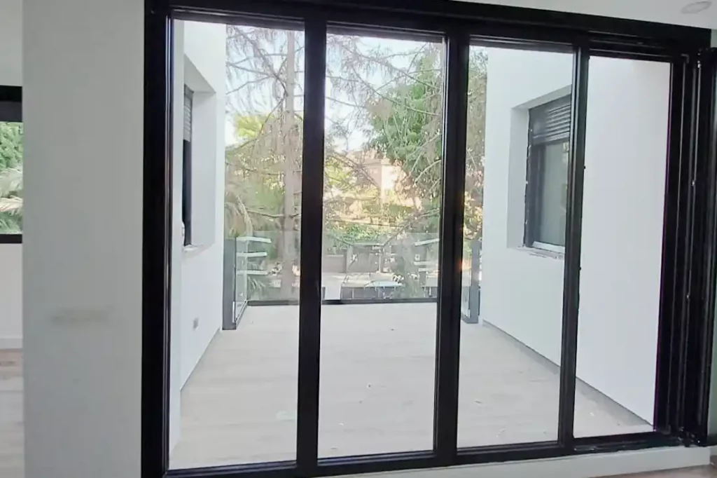 Puerta / ventana aluminio acceso jardín vivienda