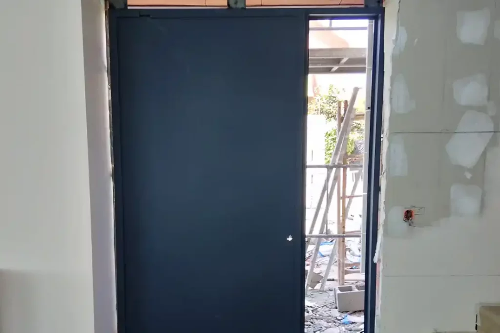 Puerta metálica vivienda Valladolid