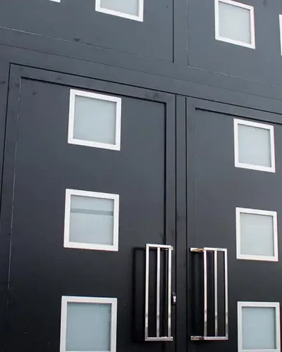 Puerta metálica vivienda lujo