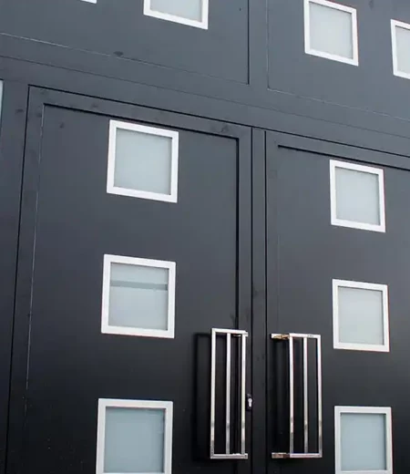 Puerta metálica vivienda lujo