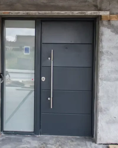 Puerta metálica vivienda Valladolid